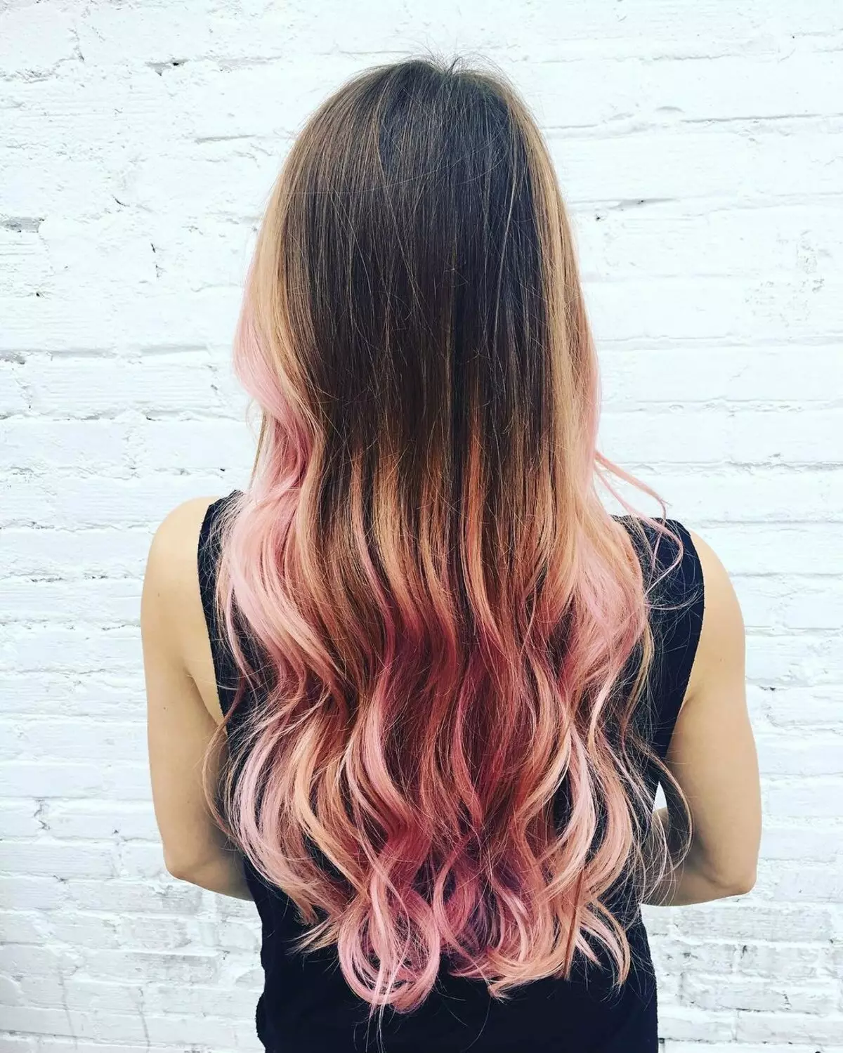 Каким цветом можно покрасить русые волосы. Цветное окрашивание кончиков волос. Цветное омбре. Покрашенные кончики. Розовые кончики волос.