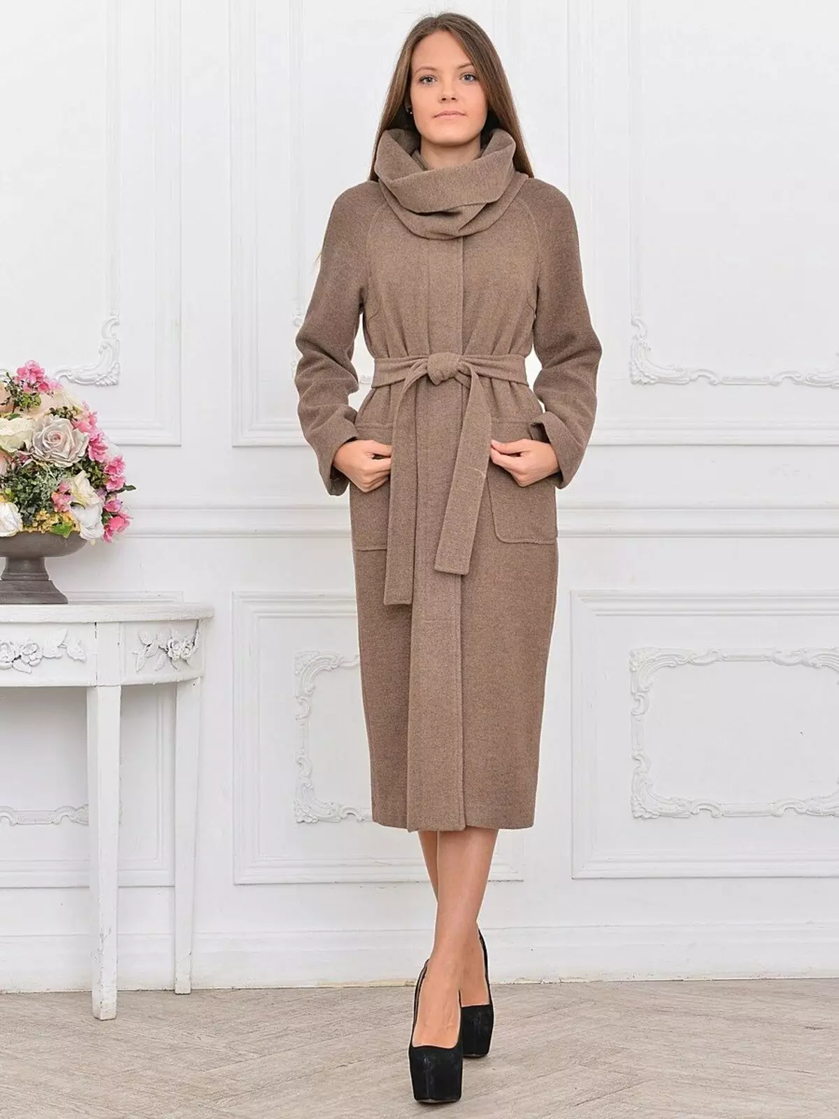 Ralan Coat (99 Foto): Apa yang harus memakai kot betina dengan lengan Rlanlan, pendek, dirajut, dengan lengan Suruhglan, bertudung 527_19