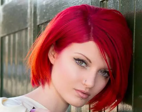 Couleur des cheveux rubis (28 photos): sombre et autres nuances de couleur rubis, coloration des cheveux subtilités dans cette couleur 5280_22