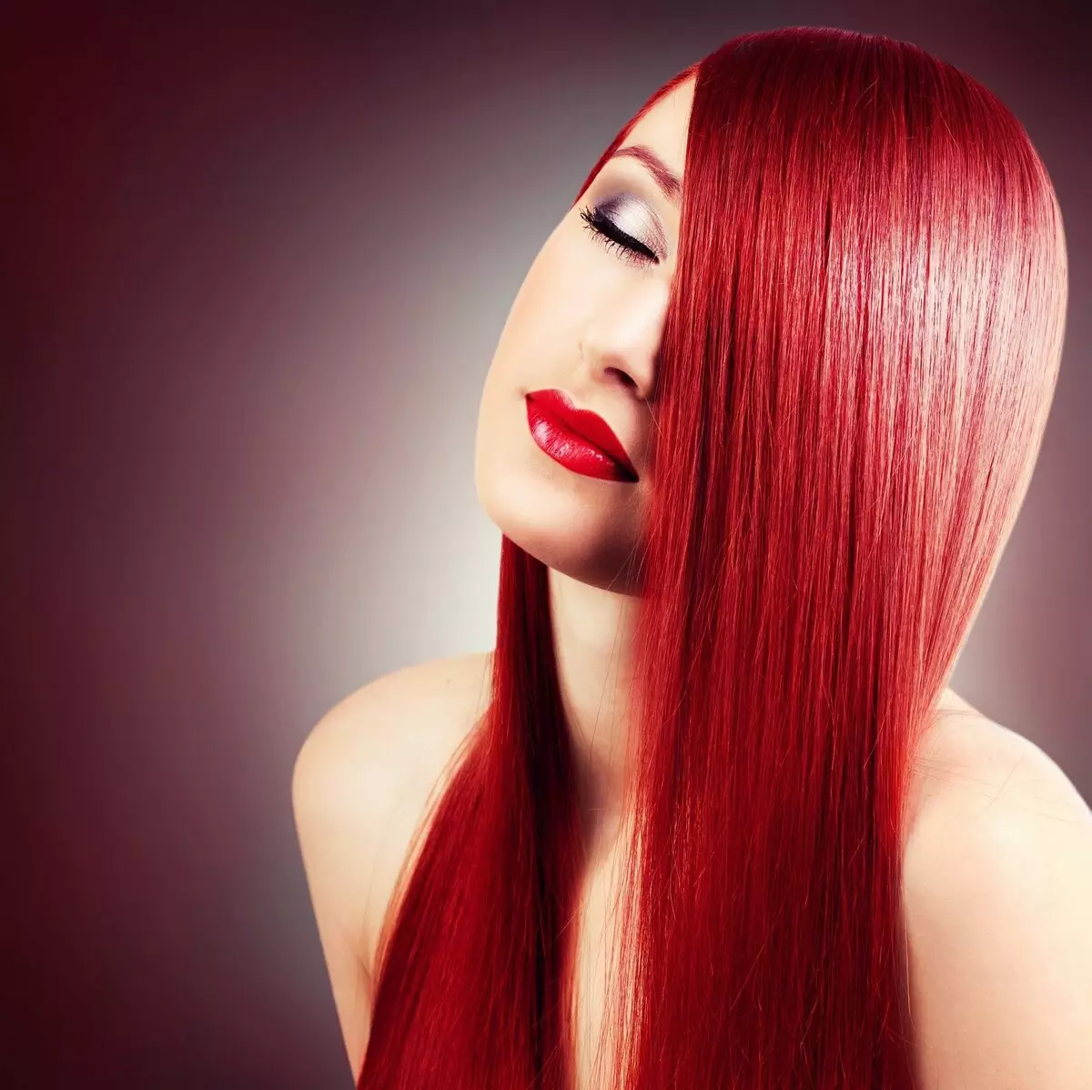 Ruby haarkleur (28 foto's): Dark en andere tinten van robijnrode kleur, haar kleuring subtiliteiten in deze kleur 5280_23