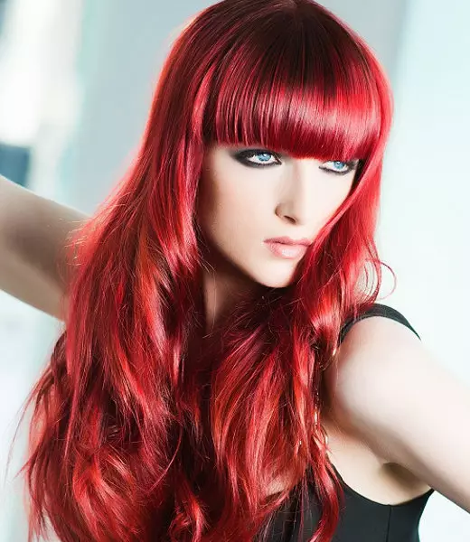 Ruby plaukų spalva (28 nuotraukos): tamsūs ir kitų atspalvių rubino spalva, plaukų dažymo subtilybes šioje spalvos 5280_4