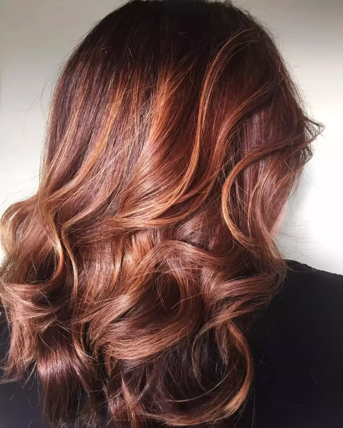 Warna rambut caramel poék (32 poto): Saha anu nuduhkeun gelap karamel? Kumaha cara ngahontal warna karamel poék? 5285_24