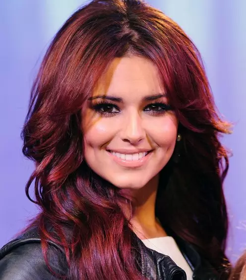 Warna rambut chestnut-merah (42 foto): Siapa warna chestnut dengan warna merah? Apa yang akan menekankan pasang surut? Petua untuk pewarnaan 5287_15