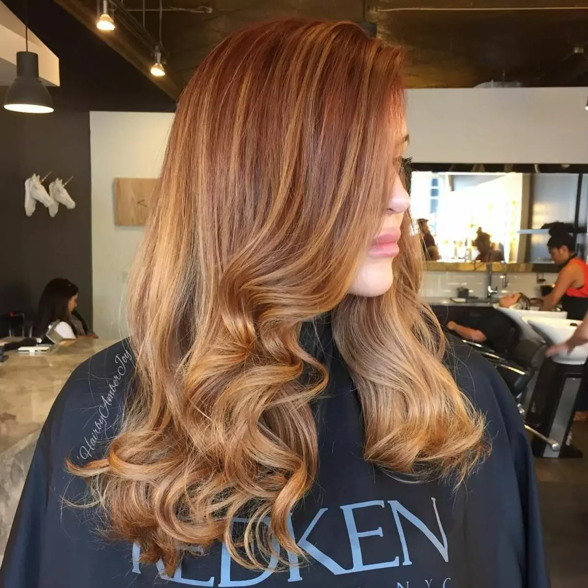 Warna Rambut Caramel (95 foto): Sapa Caramel? Caramel-blond, susu caramel lan cat liyane. Pilihan kanggo mata coklat lan rambut cendhak 5293_70