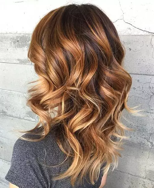 Warna Rambut Caramel (95 foto): Sapa Caramel? Caramel-blond, susu caramel lan cat liyane. Pilihan kanggo mata coklat lan rambut cendhak 5293_73