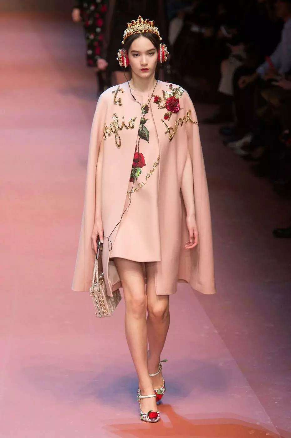 Dolce Coat Gabbana (54 รูปภาพ): รุ่น 2021-2022 529_36