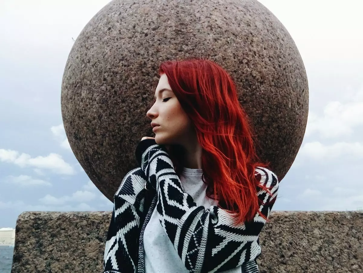Светла црвена коса (40 фотографии): Кој оди огнени црвени бои и како да ги постигнат? 5303_11