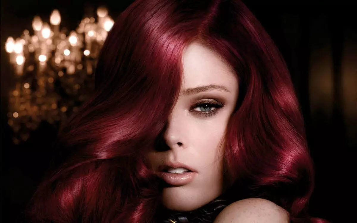 Flokët e kuqe të ndritshme (40 foto): Kush shkon ngjyra të kuqe të zjarrtë dhe si t'i arrijnë ato? 5303_14