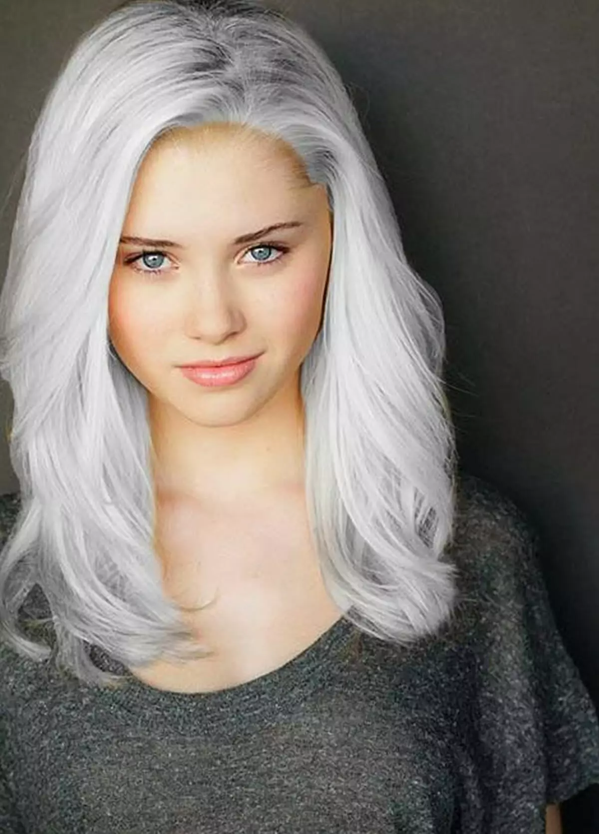 Грей руса (29 снимки): Кой е подходящ за студено сиво-бял цвят на косата? Примери за кратки отклонения Kare с сиво-руса сянка 5312_2