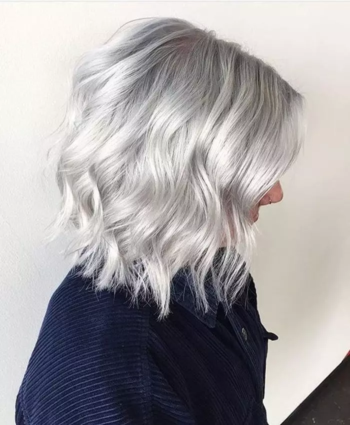 Grey Blond (29 myndir): Hver er hentugur fyrir kalt gráhvítt hárlit? Dæmi um stuttar haircuts Kare með gráum blond skugga 5312_9