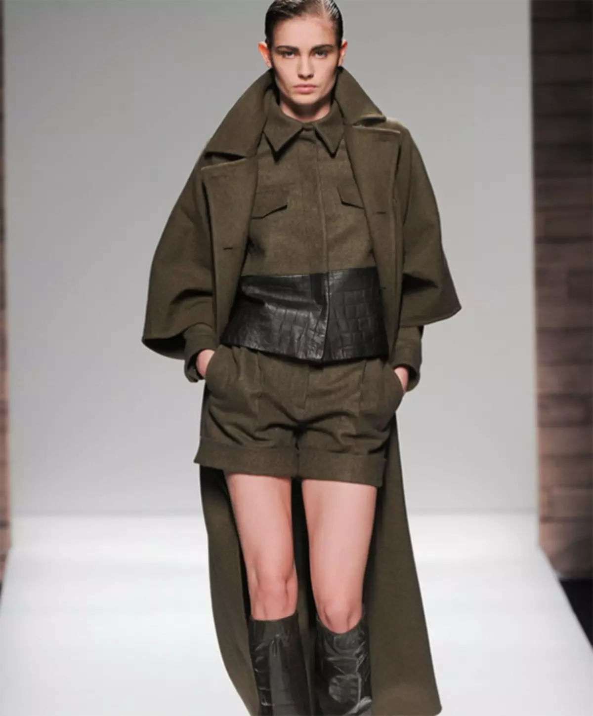 Coat Militari (66 fotografii): Modele pentru femei, cu ce să purtați 531_7