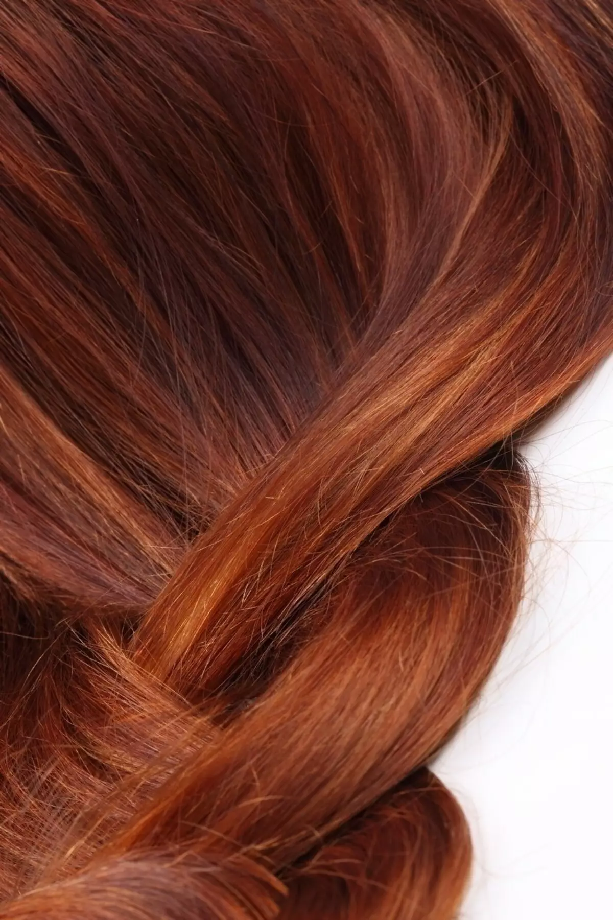 Cynamonowe włosy (45 zdjęć): ciemne, pikantne, ciepłe i inne kolory cynamonowe. Kim on idzie? 5325_15