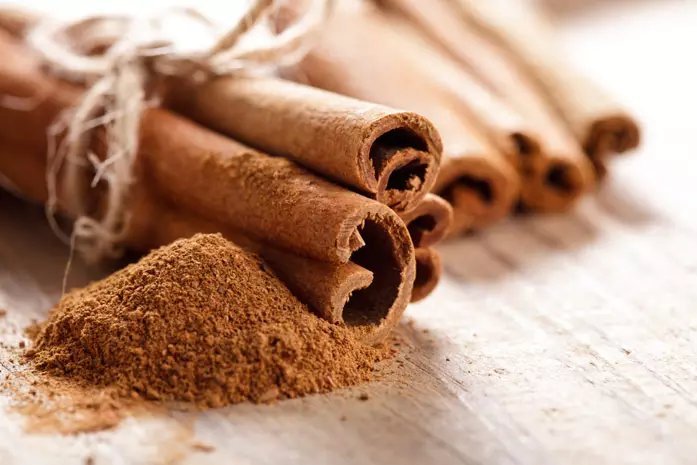 Cinnamon رنګ ويښتان (45 عکس): تياره، اوجالبو، توده او نورو cinnamon رنګ فام. هغه څوک ځي؟ 5325_23