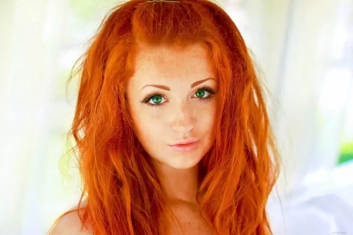 Redhead juuksed (96 fotot): punase värviga toonide palett, pikad ja lühikesed juuksed värvid, külma oranž, kuldsed punased ja muud värvi valikud 5335_11