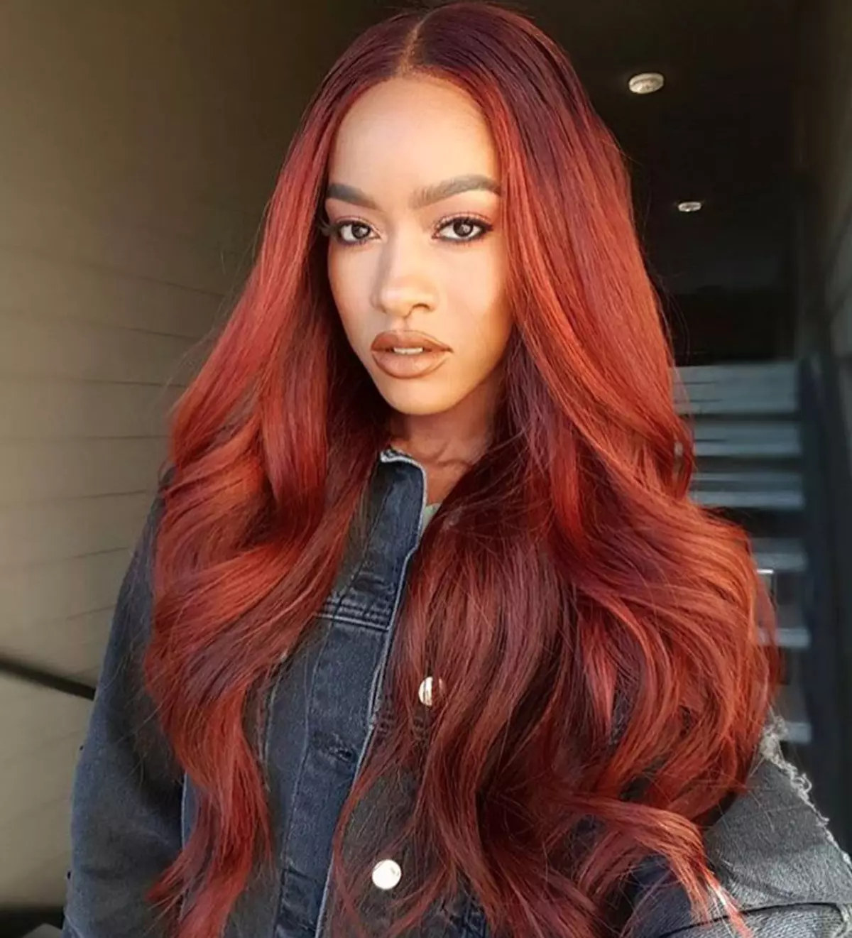 Redhead juuksed (96 fotot): punase värviga toonide palett, pikad ja lühikesed juuksed värvid, külma oranž, kuldsed punased ja muud värvi valikud 5335_26