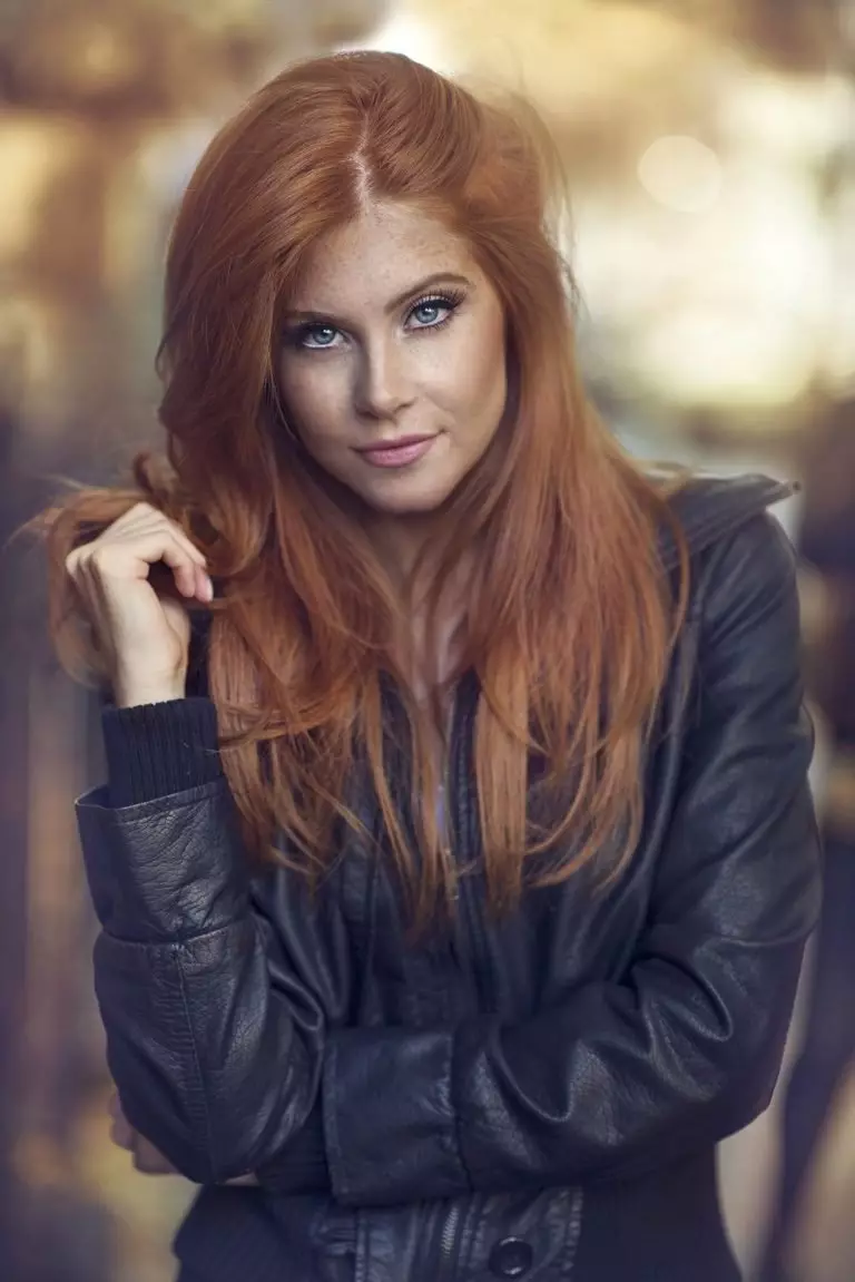 Redhead juuksed (96 fotot): punase värviga toonide palett, pikad ja lühikesed juuksed värvid, külma oranž, kuldsed punased ja muud värvi valikud 5335_34