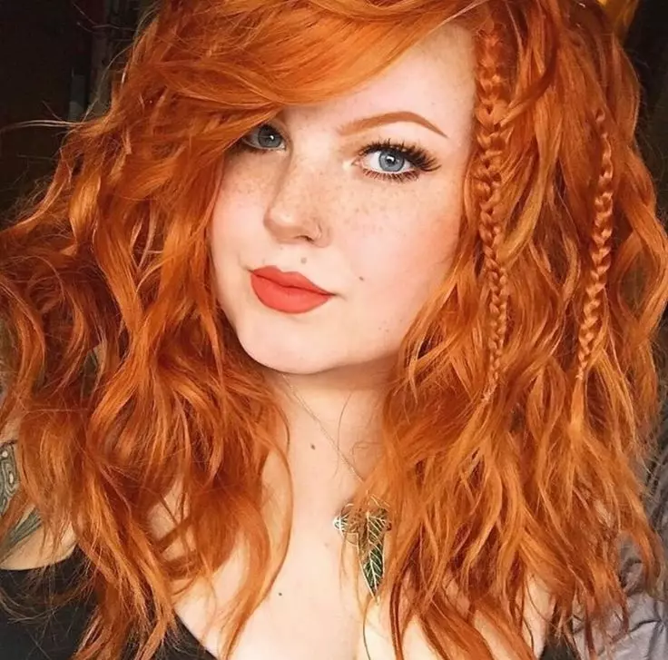 Redhead juuksed (96 fotot): punase värviga toonide palett, pikad ja lühikesed juuksed värvid, külma oranž, kuldsed punased ja muud värvi valikud 5335_38