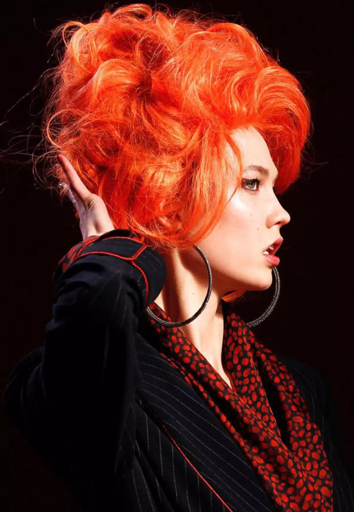Redhead juuksed (96 fotot): punase värviga toonide palett, pikad ja lühikesed juuksed värvid, külma oranž, kuldsed punased ja muud värvi valikud 5335_41