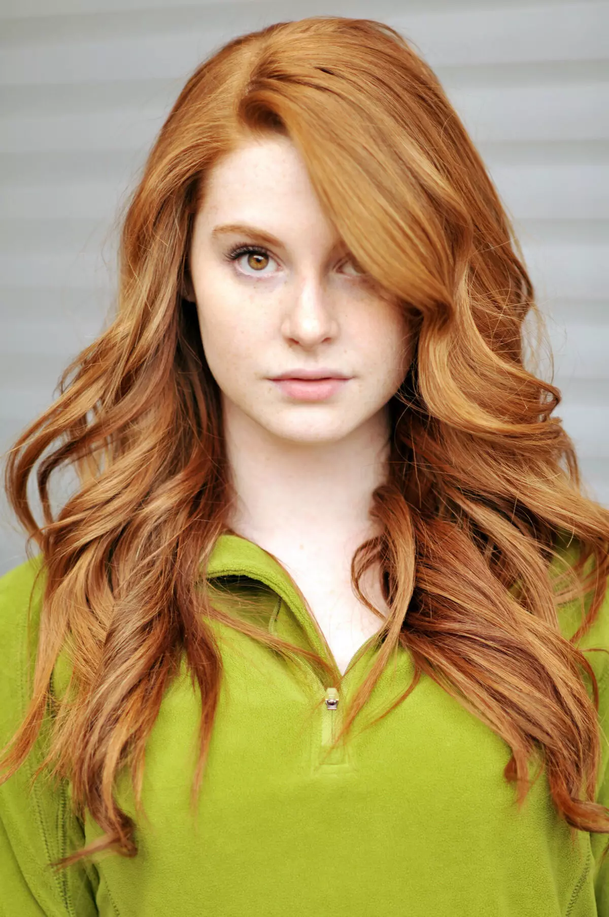 Redhead juuksed (96 fotot): punase värviga toonide palett, pikad ja lühikesed juuksed värvid, külma oranž, kuldsed punased ja muud värvi valikud 5335_42