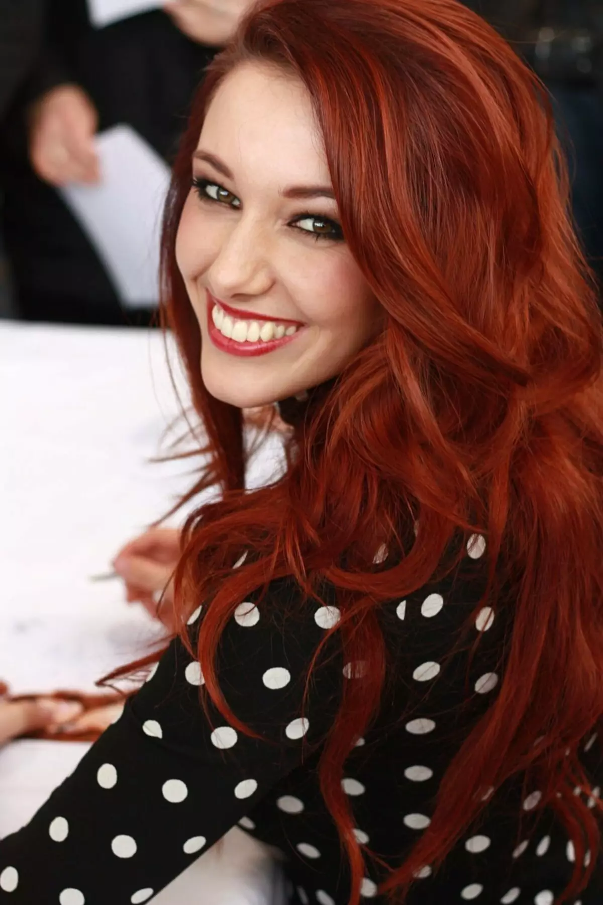 Redhead juuksed (96 fotot): punase värviga toonide palett, pikad ja lühikesed juuksed värvid, külma oranž, kuldsed punased ja muud värvi valikud 5335_47