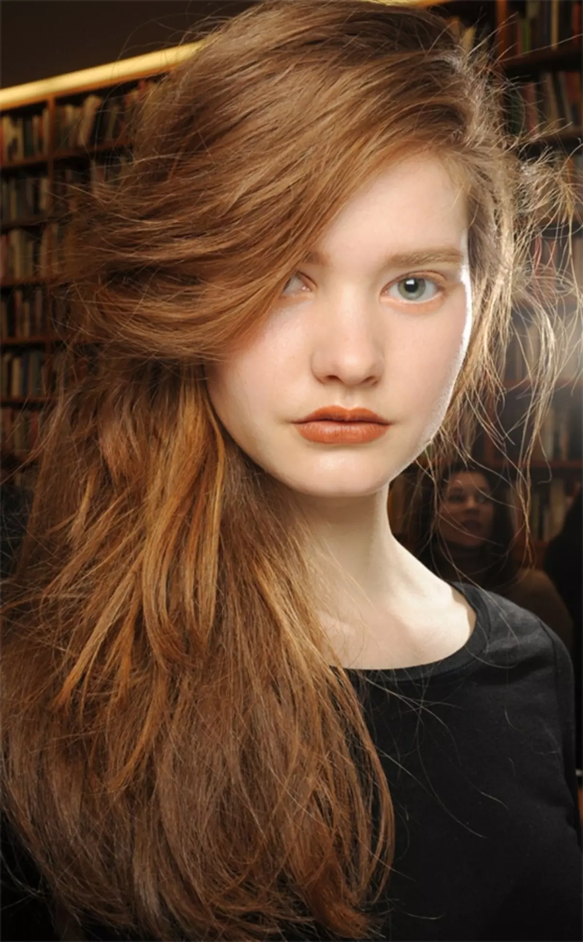 Redhead juuksed (96 fotot): punase värviga toonide palett, pikad ja lühikesed juuksed värvid, külma oranž, kuldsed punased ja muud värvi valikud 5335_48