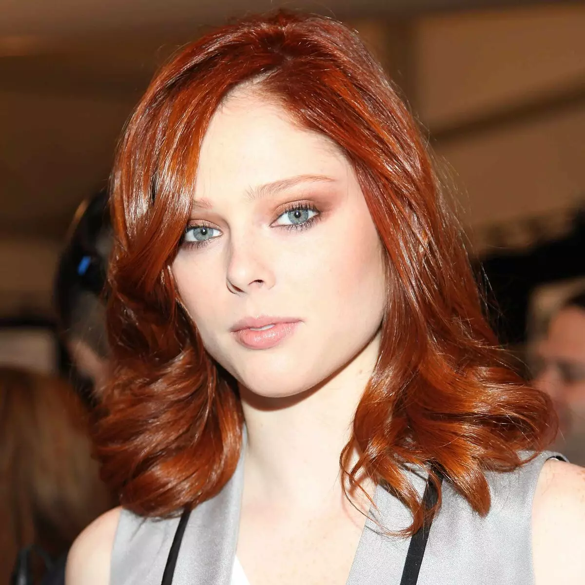 Redhead juuksed (96 fotot): punase värviga toonide palett, pikad ja lühikesed juuksed värvid, külma oranž, kuldsed punased ja muud värvi valikud 5335_53