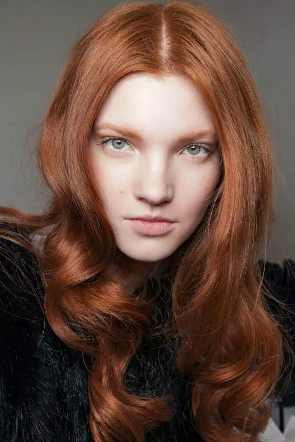 Redhead juuksed (96 fotot): punase värviga toonide palett, pikad ja lühikesed juuksed värvid, külma oranž, kuldsed punased ja muud värvi valikud 5335_6
