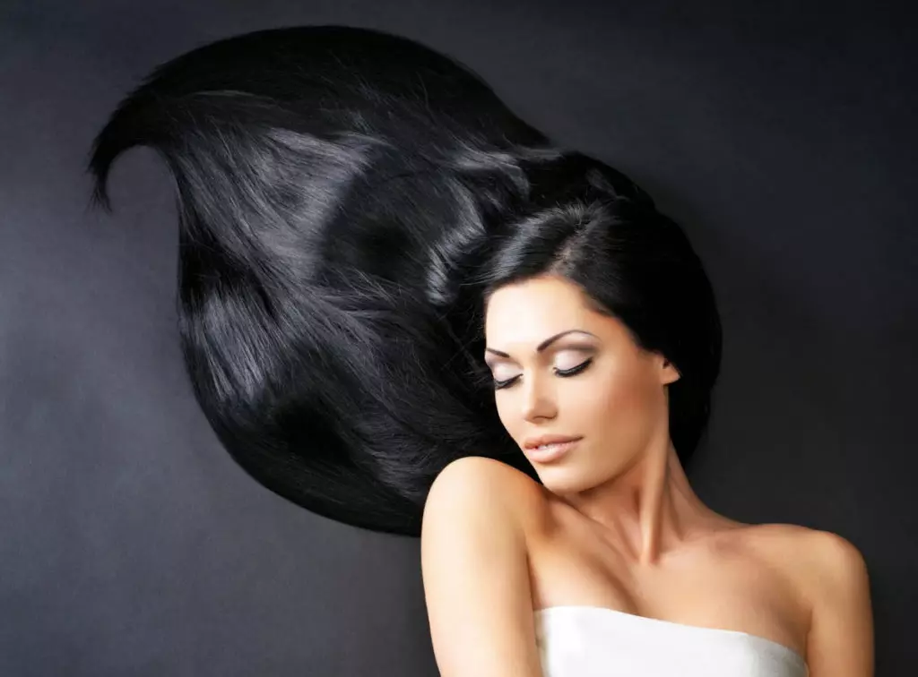 Rambut hitam (76 foto): nuansa indah warna gelap untuk rambut panjang, menengah dan pendek 2021, nama-nama nuansa fashion dari palet gelap 5336_22