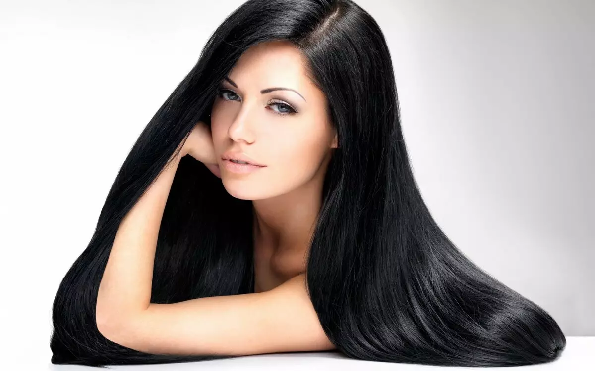 Rambut hitam (76 foto): nuansa indah warna gelap untuk rambut panjang, menengah dan pendek 2021, nama-nama nuansa fashion dari palet gelap 5336_28