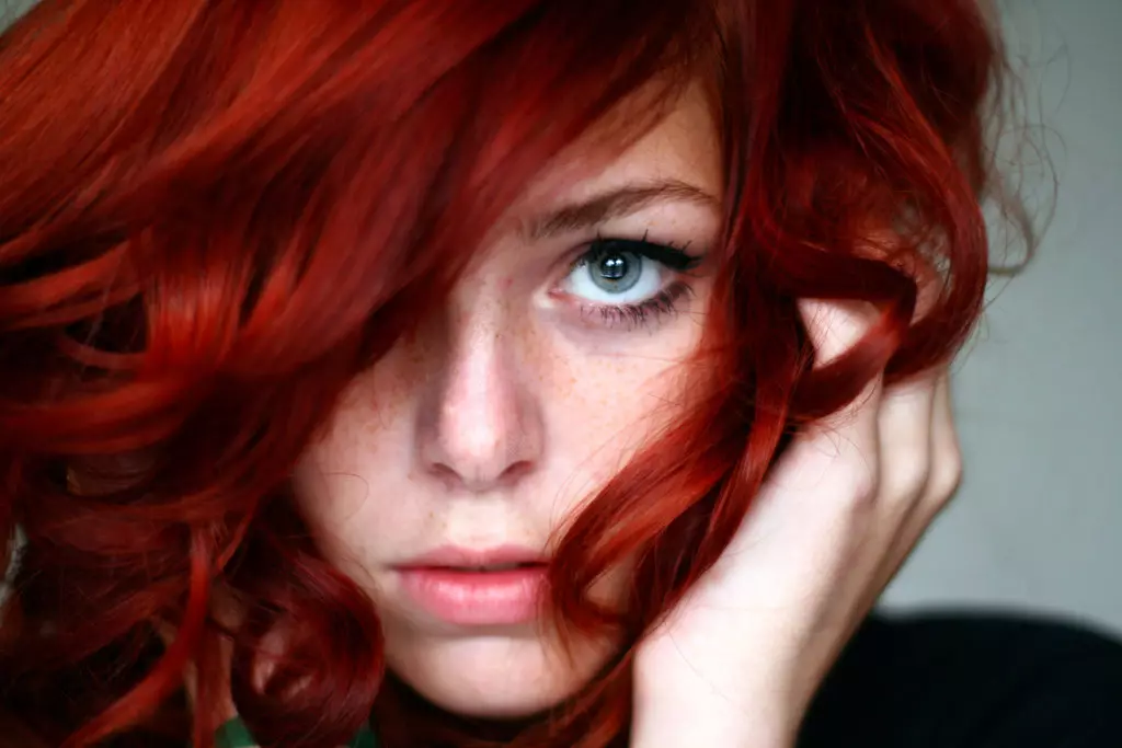 Mørk rød hårfarge (63 bilder): Hvordan få ønsket nyanse? Hvem kommer opp denne fargen? Rom av Krasok. 5337_23