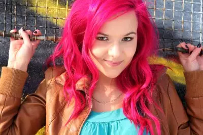 Raspberry hair color (24 photos): dark crimson, maliwanag na prambuwesas at iba pang mga kulay. Sino ang kulay? 5338_14