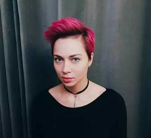 Raspberry hair color (24 photos): dark crimson, maliwanag na prambuwesas at iba pang mga kulay. Sino ang kulay? 5338_5