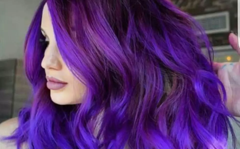 Violetti hiukset (84 valokuvat): lila ja muut sävyt, vaaleat säikeet ruskea-violetti, sininen violetti ja muut värit 5343_13