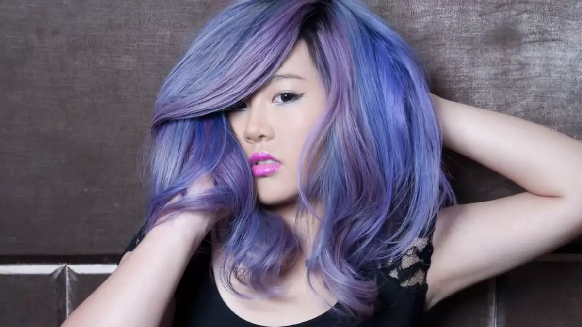 Фіолетові волосся (84 фото): бузковий колір і інші відтінки, фарбування русявого пасом в коричнево-фіолетовий, синьо-фіолетовий і інші кольори 5343_41