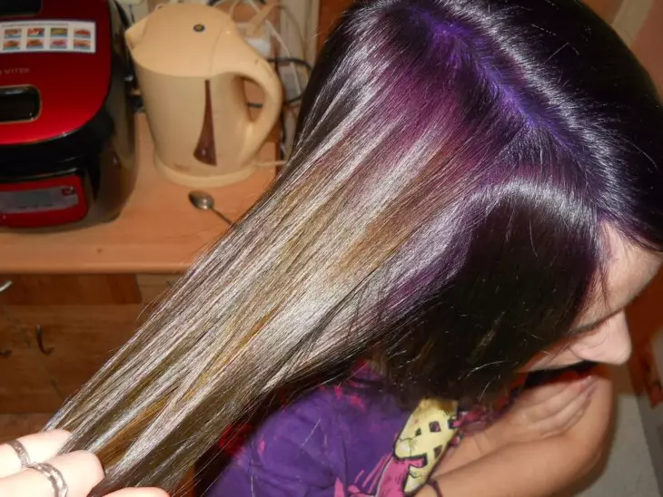 Фіолетові волосся (84 фото): бузковий колір і інші відтінки, фарбування русявого пасом в коричнево-фіолетовий, синьо-фіолетовий і інші кольори 5343_55