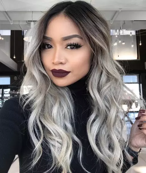 Black and white hair (43 photos): black hair na may blond strands o with white ends, short and long curls staining nuances in black and white 5347_6