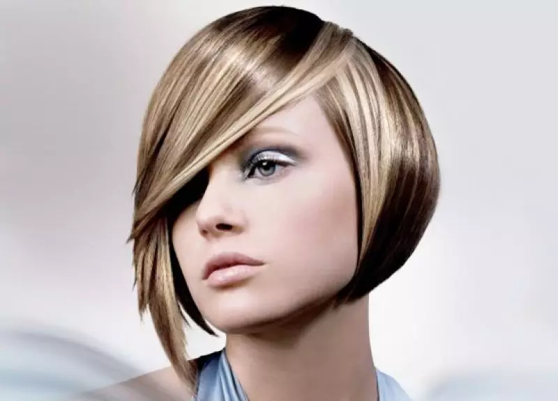 Sulamaa lyhyille hiuksille (66 valokuvaa): Erittäin kauniita ja muodikkaita naisten hiustenleikkauksia sulamisella, tekniikoilla ja väreillä 5349_16