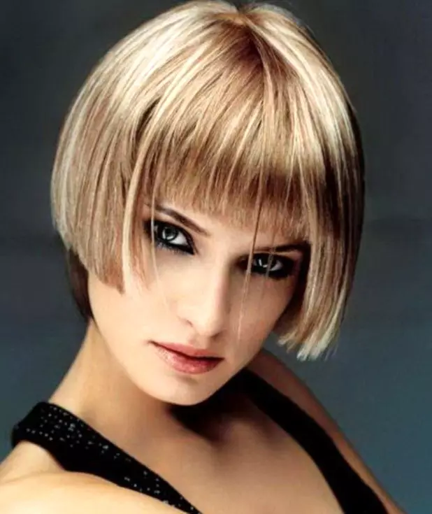 Топење за кратка коса (66 фотографии): Многу убави и модерни женски фризури со топење, видови на техники и бои 5349_21
