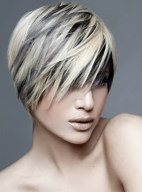 Melting untuk rambut pendek (66 foto): Potongan rambut wanita yang sangat indah dan modis dengan mencair, jenis teknik dan warna 5349_26