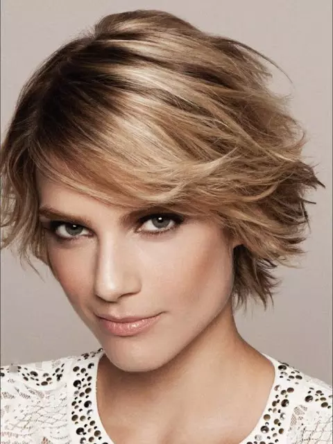 Melting untuk rambut pendek (66 foto): Potongan rambut wanita yang sangat indah dan modis dengan mencair, jenis teknik dan warna 5349_27