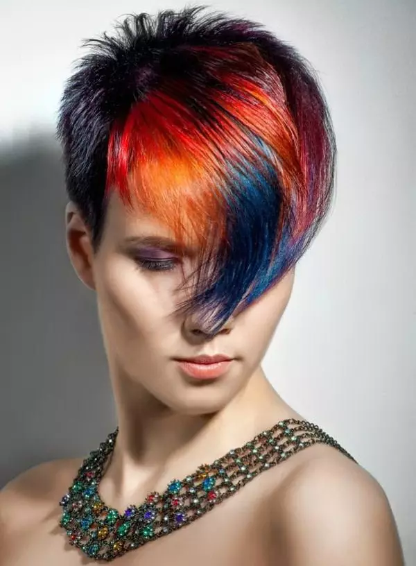 Nạp chảy cho tóc ngắn (66 ảnh): Cắt tóc của phụ nữ rất đẹp và thời trang với sự nóng chảy, các loại kỹ thuật và màu sắc 5349_48