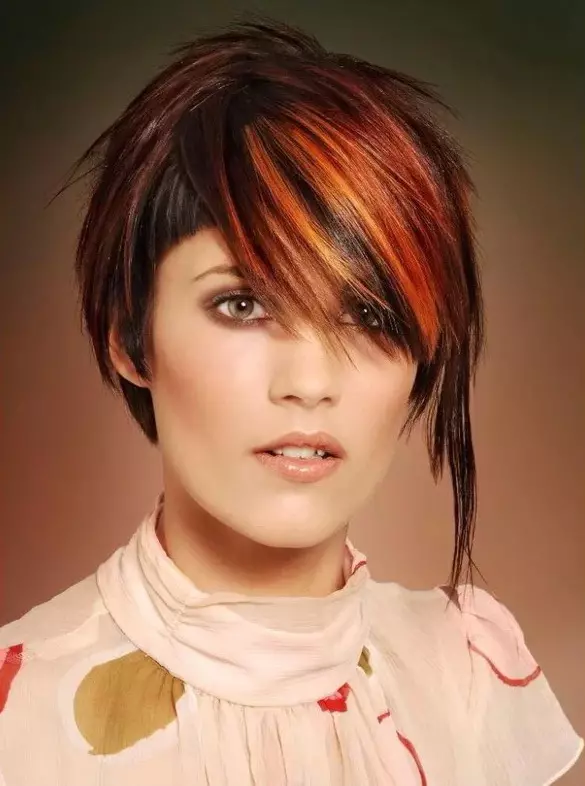 ટૂંકા વાળ માટે ગલન (66 ફોટા): ગલન, તકનીકો અને રંગોના પ્રકારો સાથે ખૂબ જ સુંદર અને ફેશનેબલ મહિલાના વાળની ​​હેરકટ્સ 5349_7