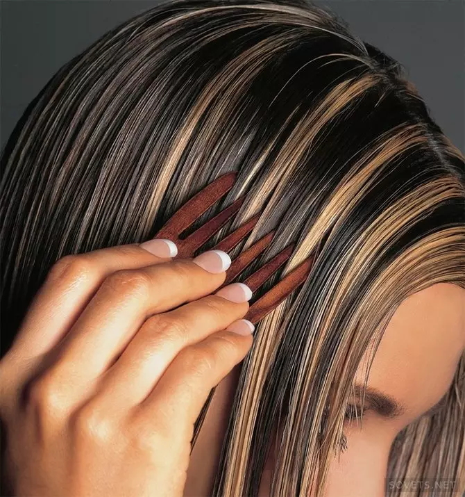 Schmelzen auf schwarzen Haaren (52 Fotos): Wie man eine weiße Farbe macht, um lange und kurze schwarze Haare zu malen? Wie kümmern sich die lackierten Locken auf den Vorgang? 5355_37