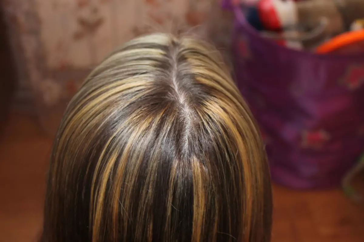કાળા વાળ પર ગલન (52 ફોટા): લાંબા અને ટૂંકા કાળા વાળને રંગવા માટે સફેદ રંગ કેવી રીતે બનાવવો? પેઇન્ટેડ કર્લ્સ પ્રક્રિયા પછી કેવી રીતે જુએ છે? 5355_41