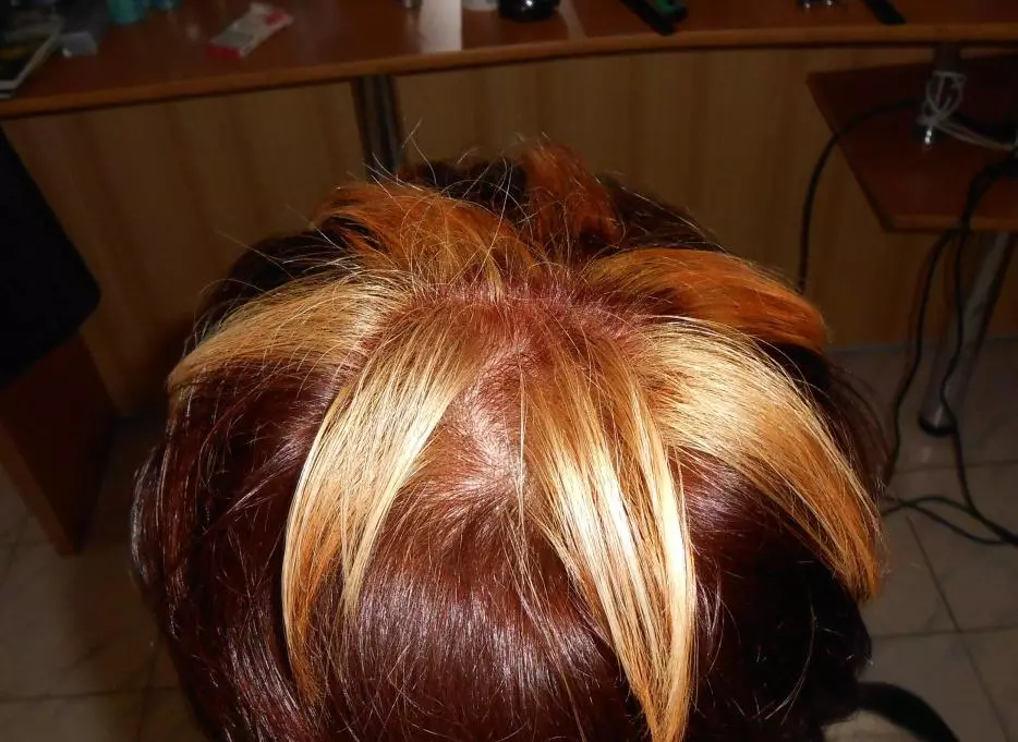 Λίξη σε ελαφριά μαλλιά (79 φωτογραφίες): Χειρισμός λευκών κλώνων σε σκοτεινούς τόνους, όμορφα πλάκα για βραχεία και μακριά μαλλιά, φροντίδα μετά τη ζωγραφική 5357_61
