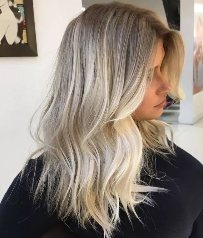 Topirea pe părul blond (68 fotografii): Tendințe de modă 2021, tipuri și alegerea culorii, sfaturi frumoase de felicitare, îngrijire după colorare 5359_33