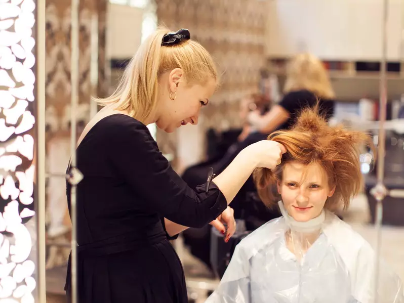 Топење на руса коса (68 фотографии): модни трендови 2021, видови и избор на боја, убави совети за почувување, грижа по боење 5359_47