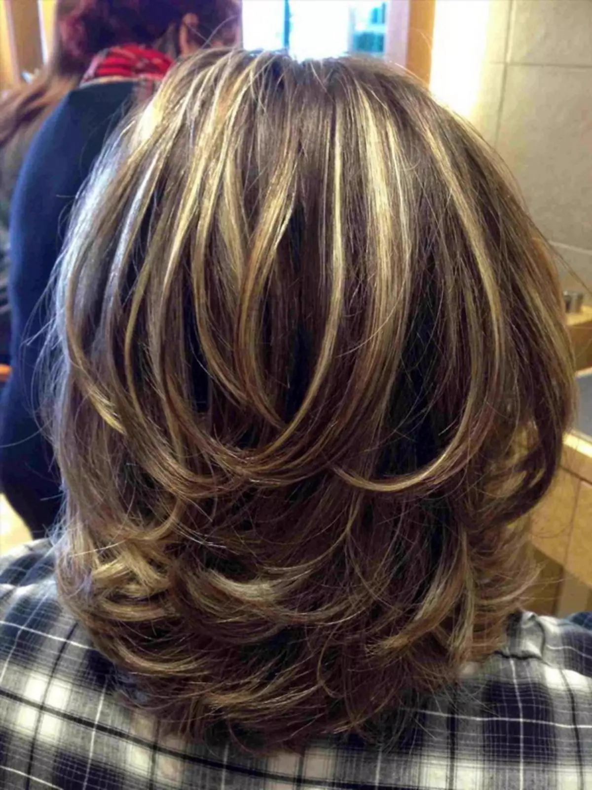 Taljenje na srednjoj kosi (50 fotografija): trendi i lijepe ženske frizure s talištem, tankom rastopljenom kosom srednje duljine 5363_16