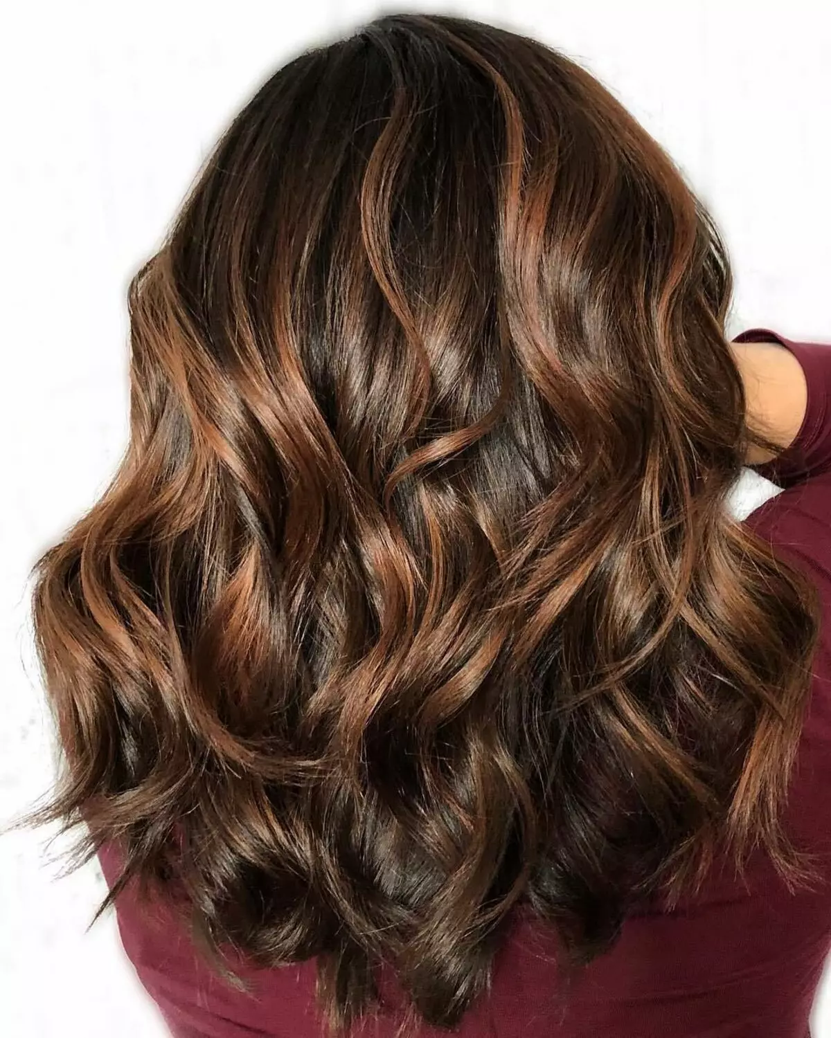 Caramel τήξη (46 φωτογραφίες): Ποιο είναι το χρώμα των μαλλιών που συνδυάζεται καλύτερα με την τήξη κάτω από καραμέλα; Χαρακτηριστικά της διαδικασίας για σκούρα, φωτεινά και ξανθά μαλλιά 5368_2