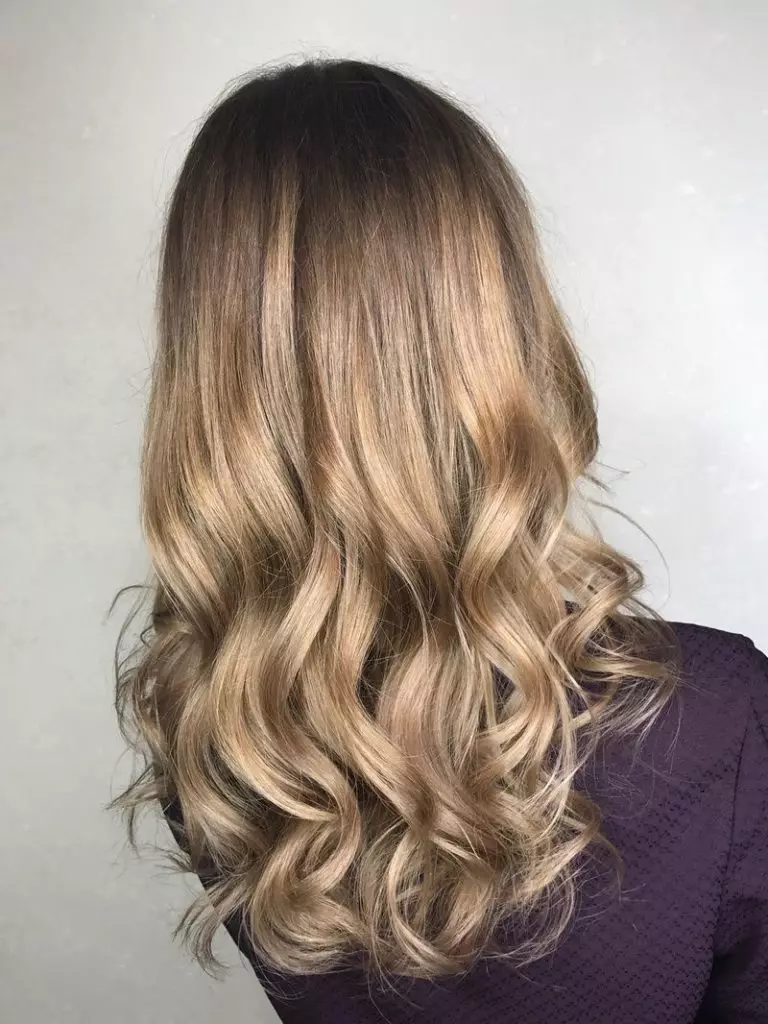 Karamel tání (46 fotografií): Jaká je barva vlasů nejlépe v kombinaci s tavením v karamelu? Nabízí postupu pro tmavé, světlé a blond vlasy 5368_22
